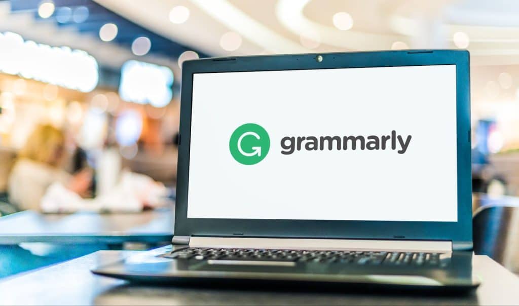 A guide on using Grammarly to enhance writing skills for digital marketing and creating viral content on a zero budget.